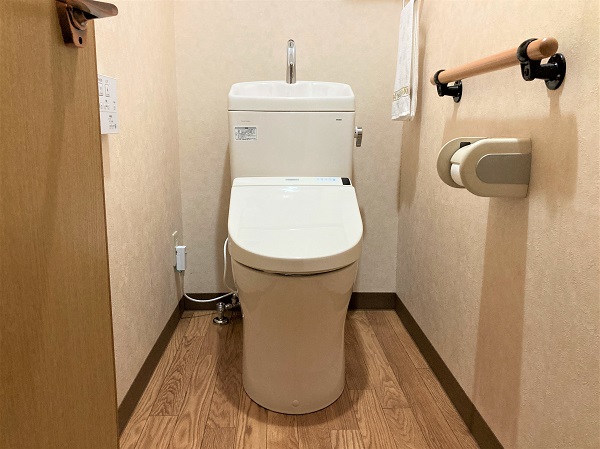 倉敷市│段差のないバリアフリーな床で快適なトイレ空間を