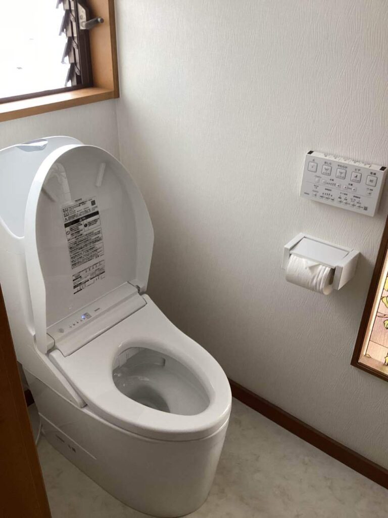 【倉敷市】床や紙巻き器も新しく！白色に統一感のあるトイレリフォームをしました！